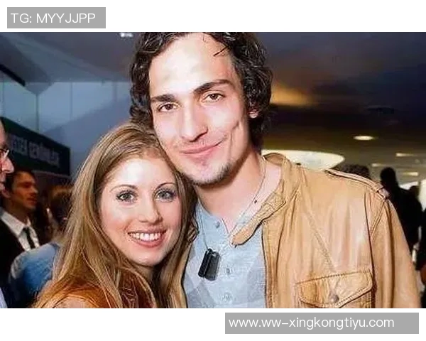 胡梅尔斯水瓶贴新闻揭示心声：20多岁渴望婚姻与家庭生活